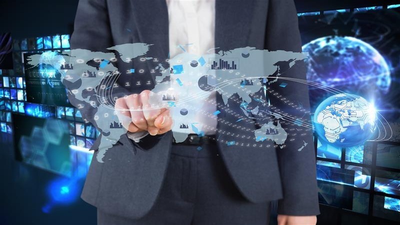 man-playing-virtual-reality-map (1)